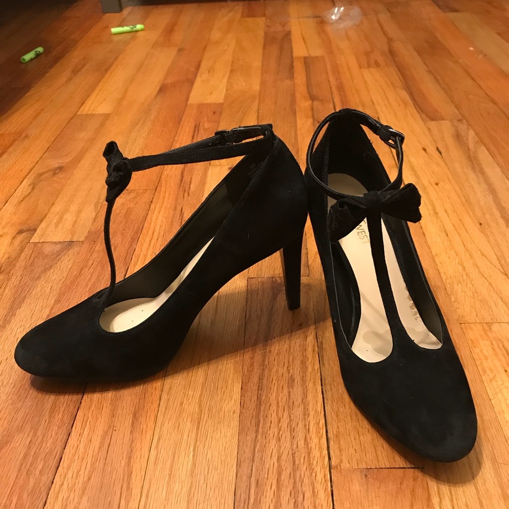 Super cute Heels with front bow.